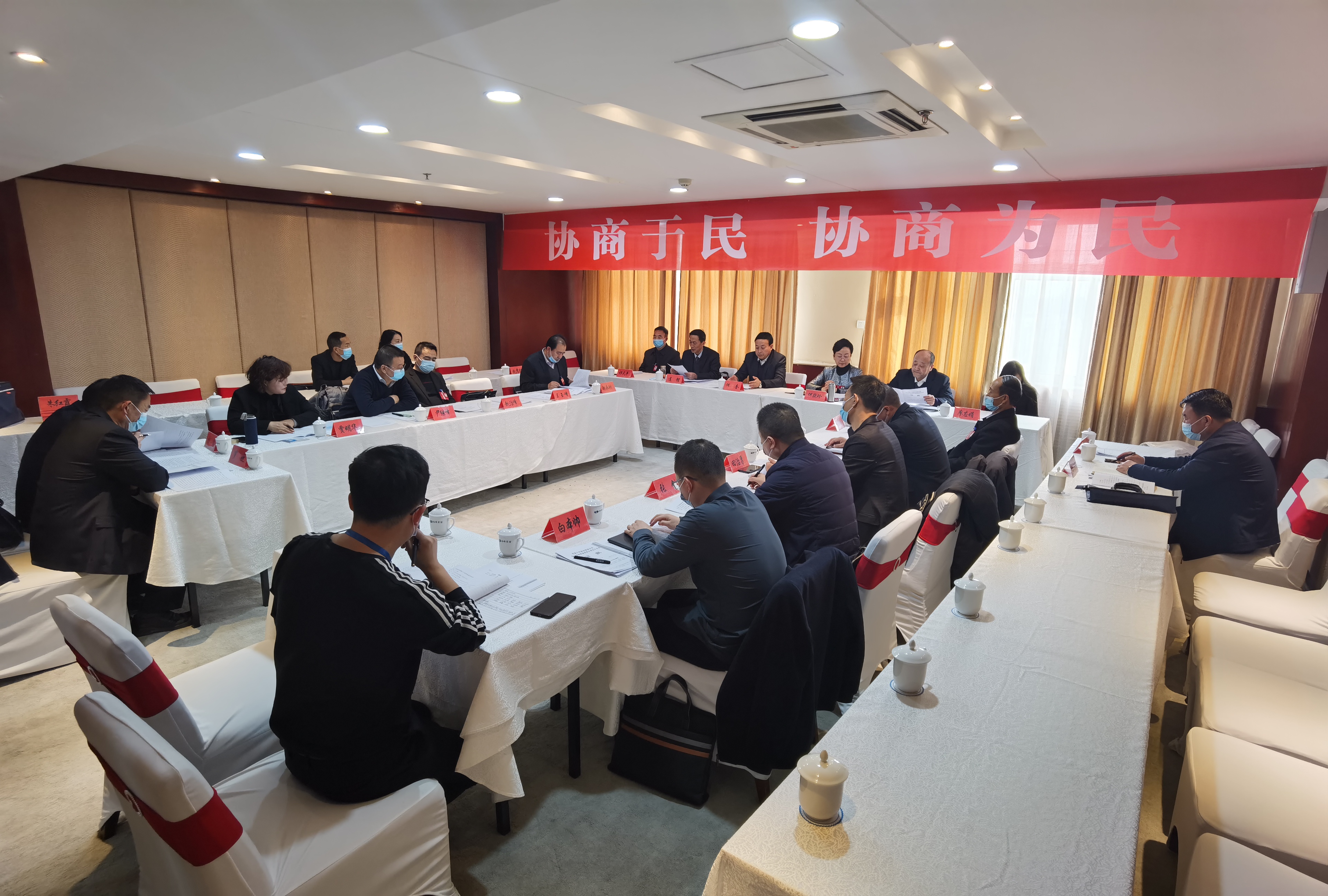 市政協(xié)委員繼續(xù)分組討論市委書(shū)記講話和相關(guān)報(bào)告。