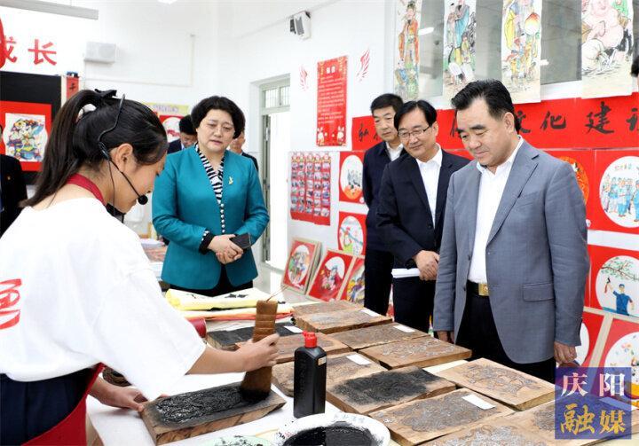 向全市少年兒童致以節(jié)日祝福！黃澤元開展“六一”國際兒童節(jié)慰問活動