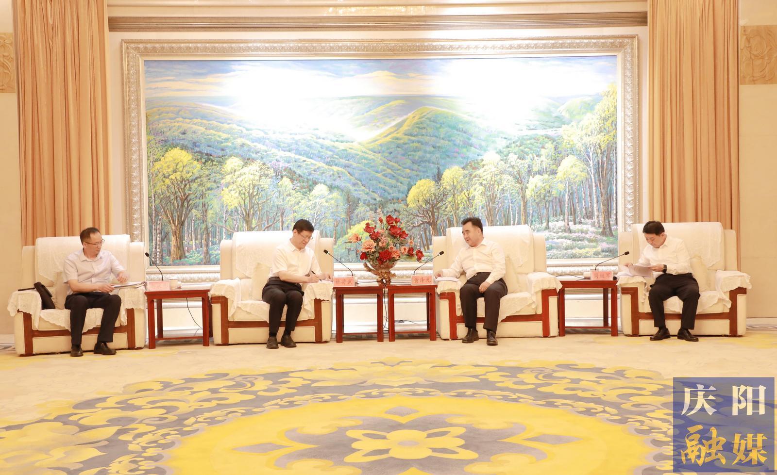 黃澤元周繼軍與華電集團(tuán)副總工程師、華電煤業(yè)集團(tuán)黨委書記、董事長杜將武一行座談