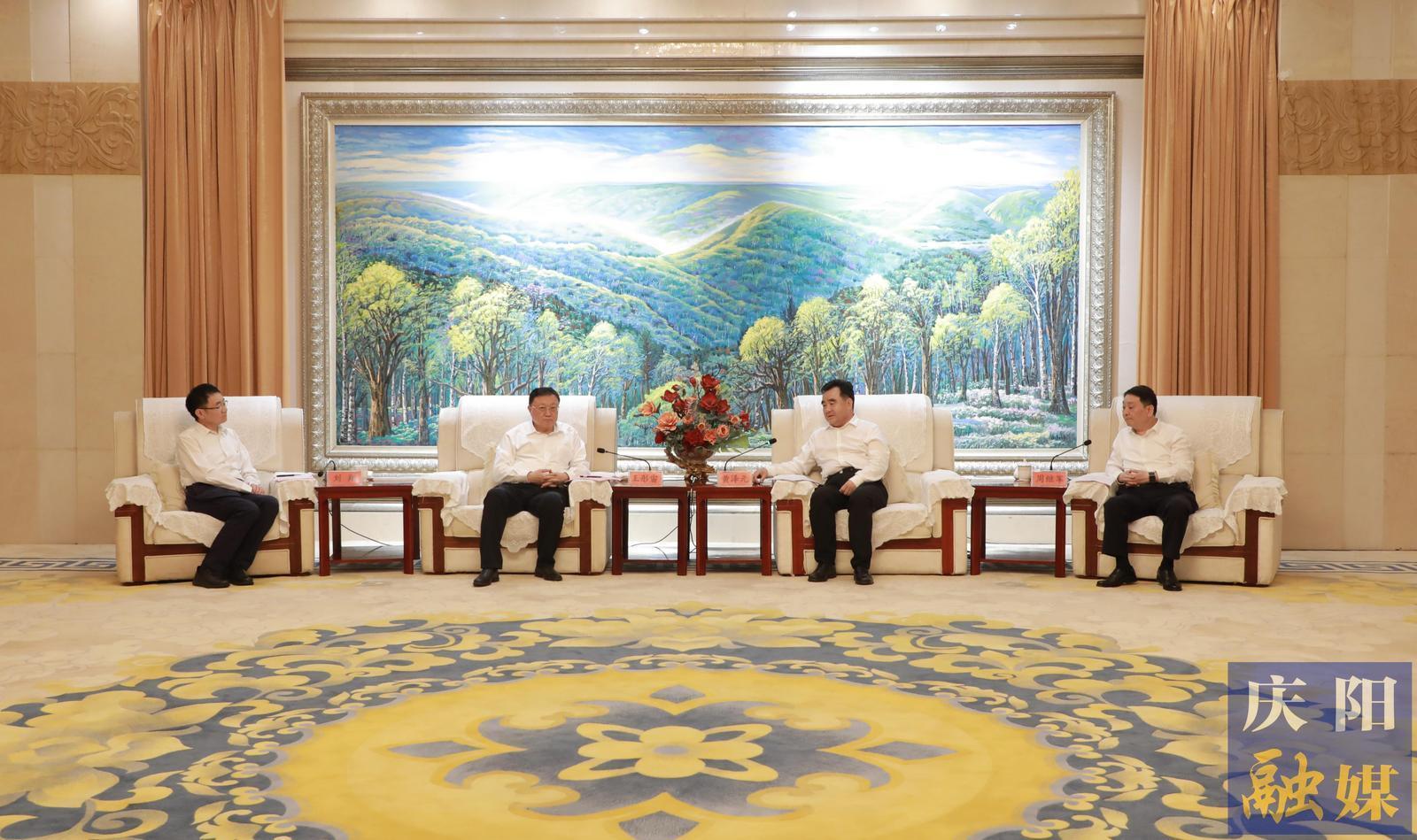 黃澤元周繼軍與中國(guó)交通建設(shè)集團(tuán)有限公司黨委書記、董事長(zhǎng)王彤宙一行座談
