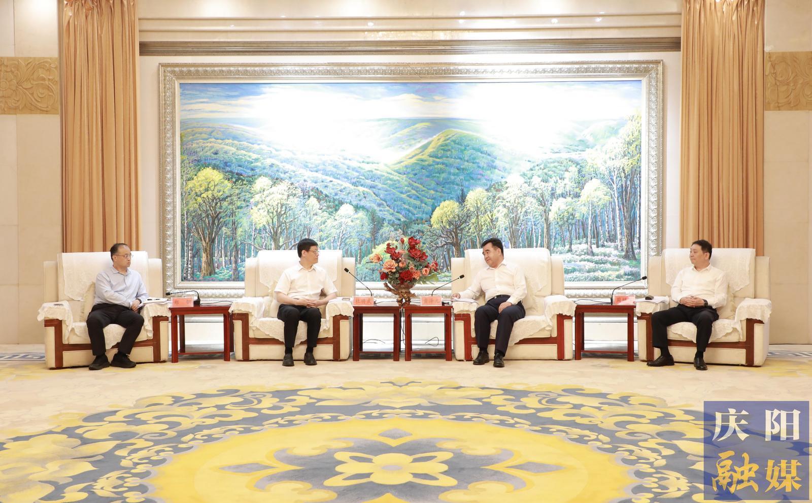 黃澤元與華電煤業(yè)集團(tuán)黨委書記、董事長(zhǎng)杜將武一行座談