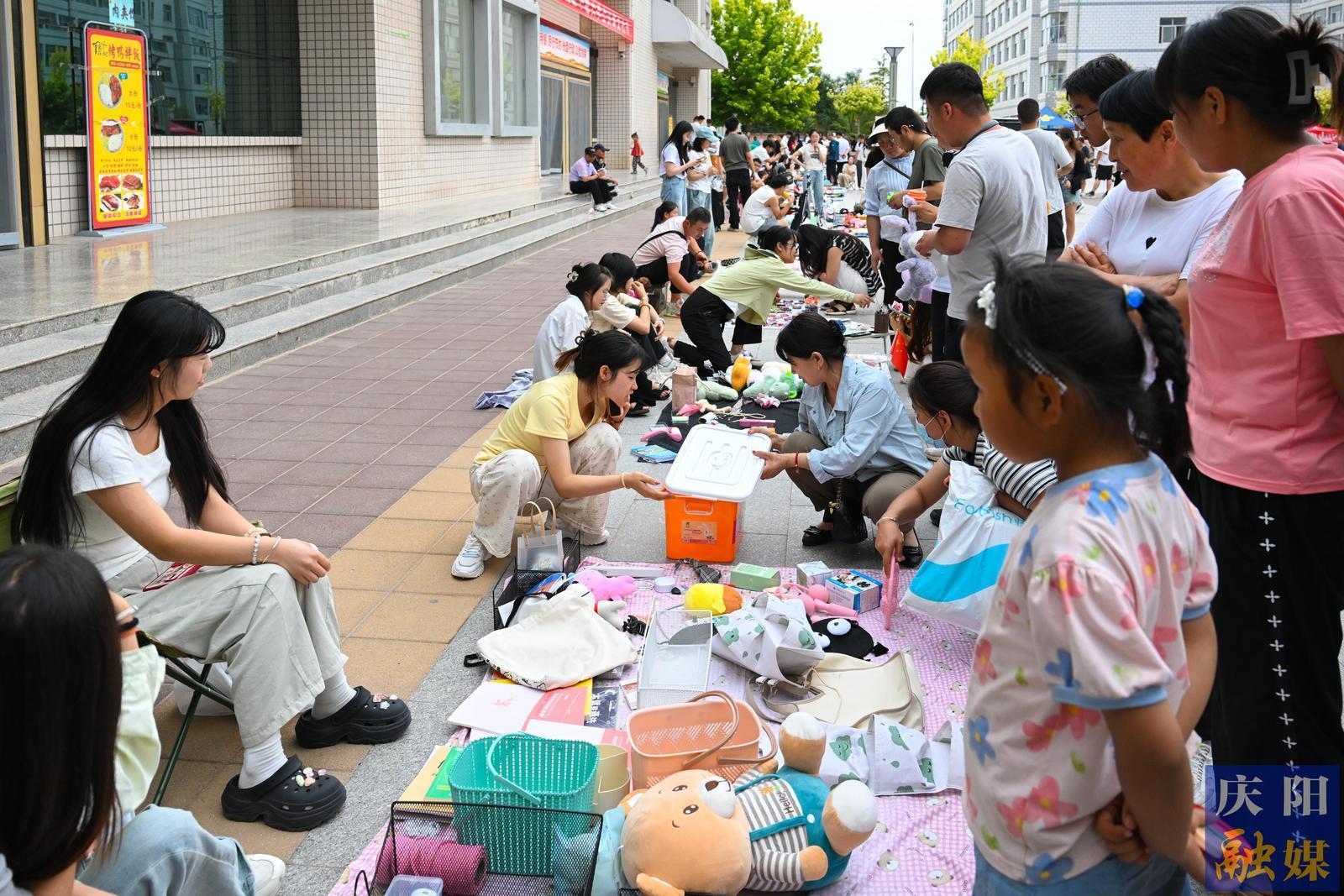 【攝影報(bào)道】隴東學(xué)院畢業(yè)季“跳蚤市場”傳遞校園溫情
